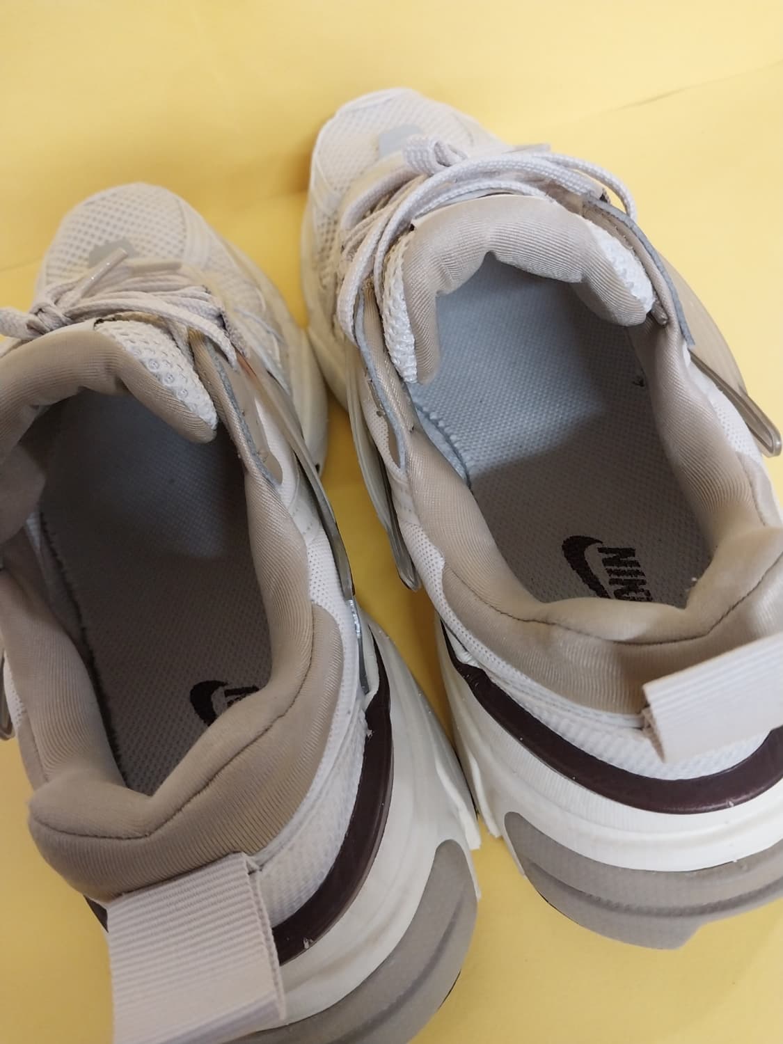 여성 나이키 V2K 런 라이트 오어우드 브라운 카키 운동화 (255) 상품이미지6