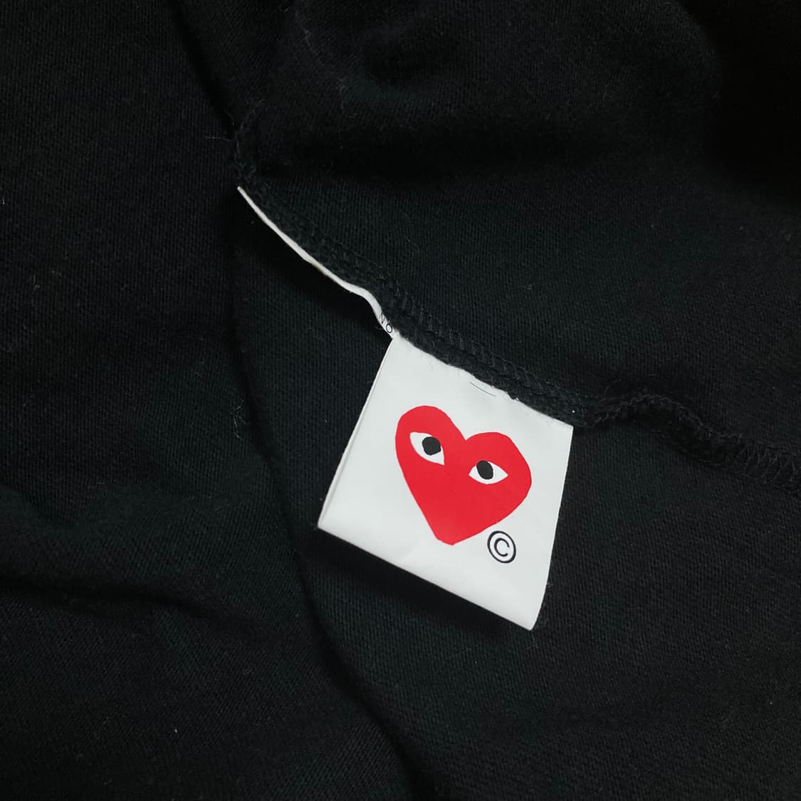 꼼데가르송 하트 와펜 스몰 로고 블랙 반팔티 상품이미지4