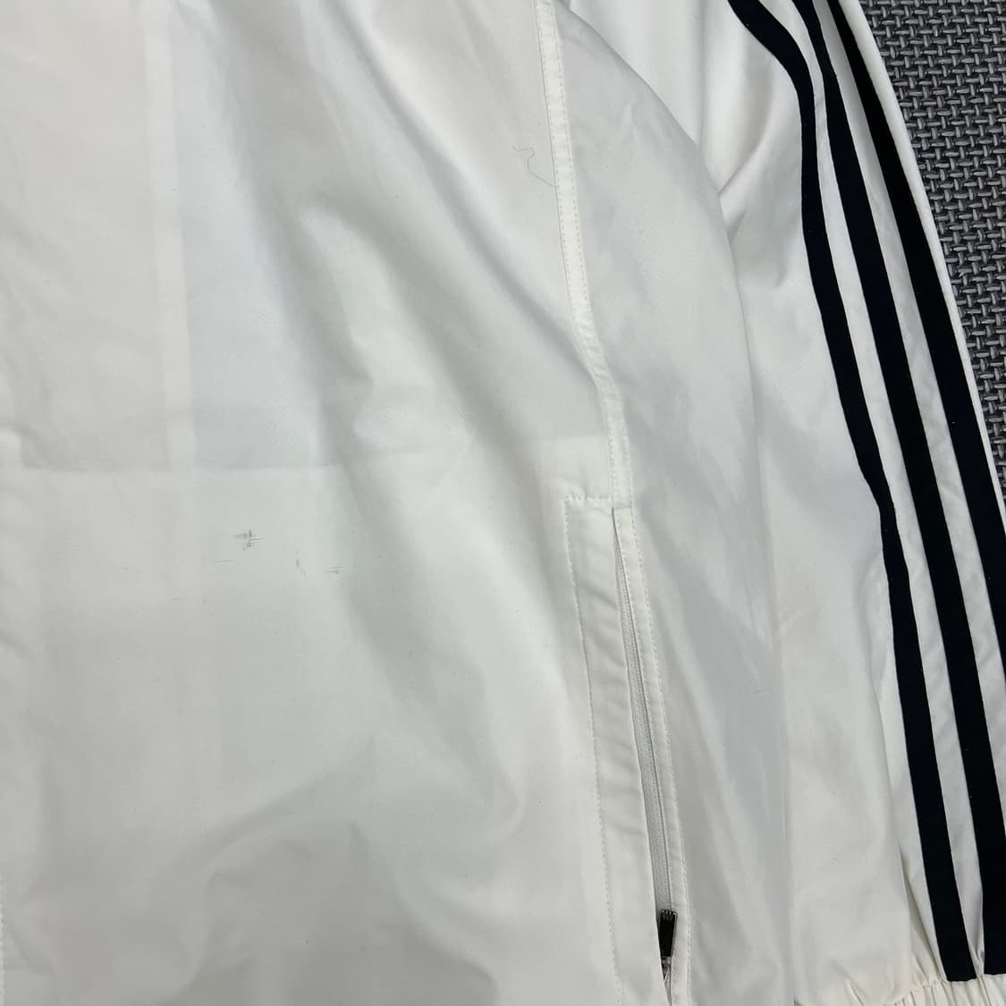 착샷O 아디다스 아이보리 우븐 바람막이 110 상품이미지3
