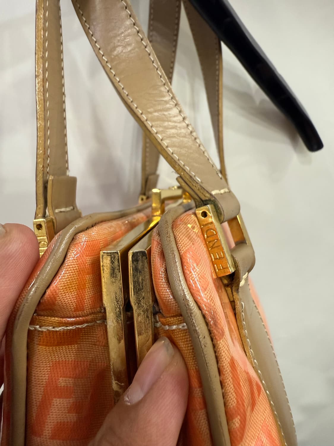 펜디 주카 패턴 토트백 오렌지 색상입니다 상품이미지3