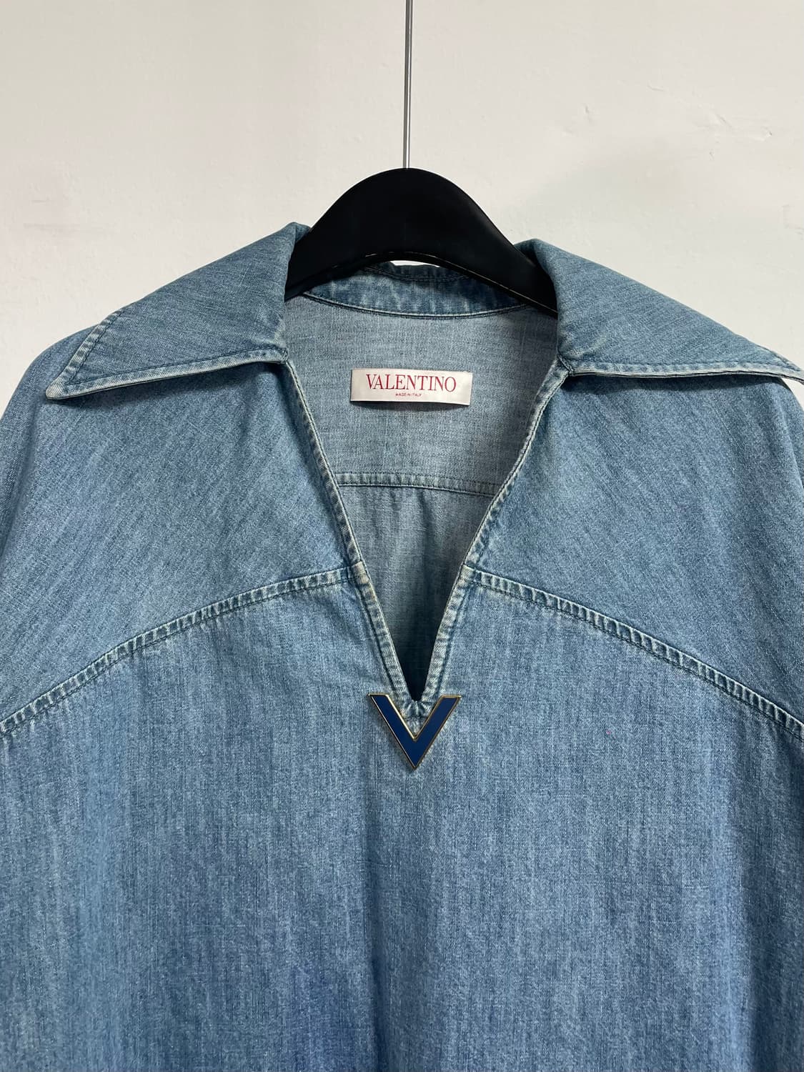 발렌티노 우먼스 v로고 샴브레이 블라우스 (on.620)   상품이미지2