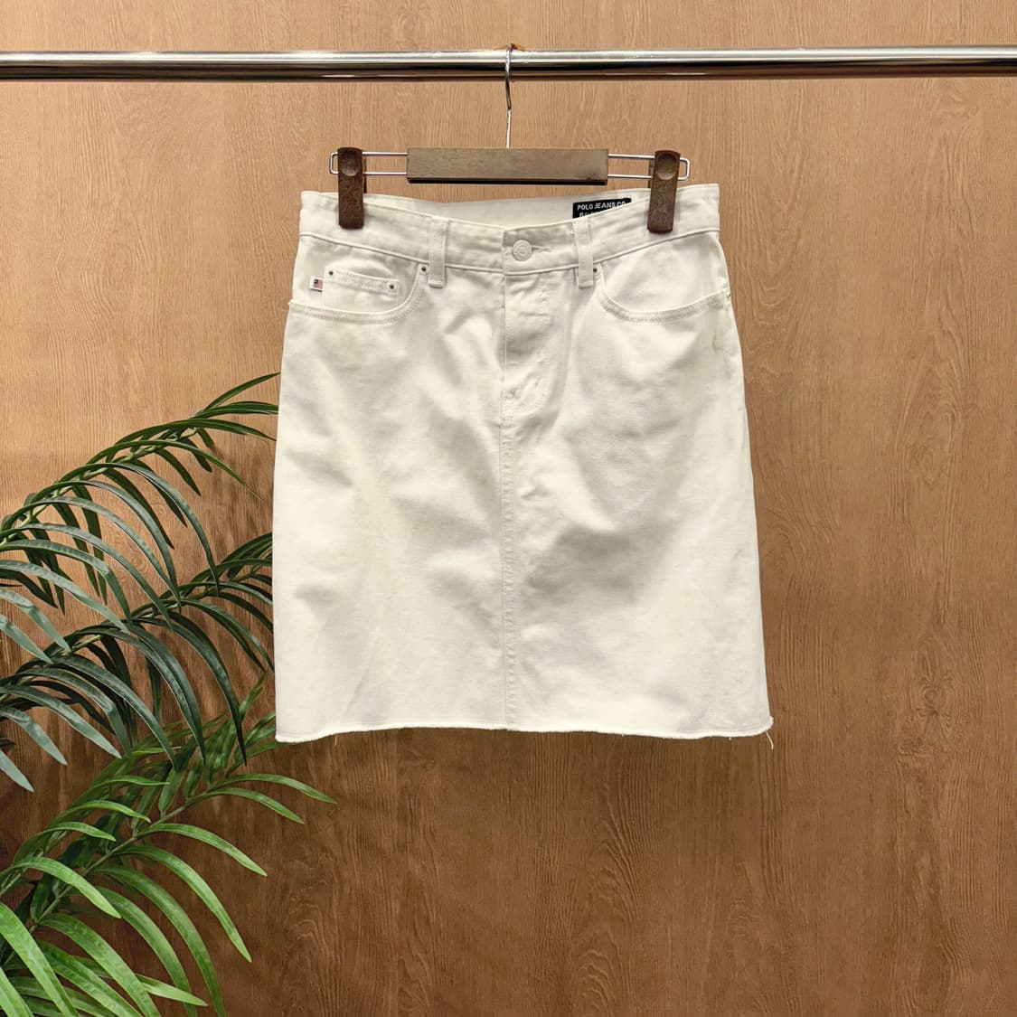 폴로 진스 데님 미니 스커트 밑단 컷오프 포켓 로고 탭 디테일 화이트 상품이미지1