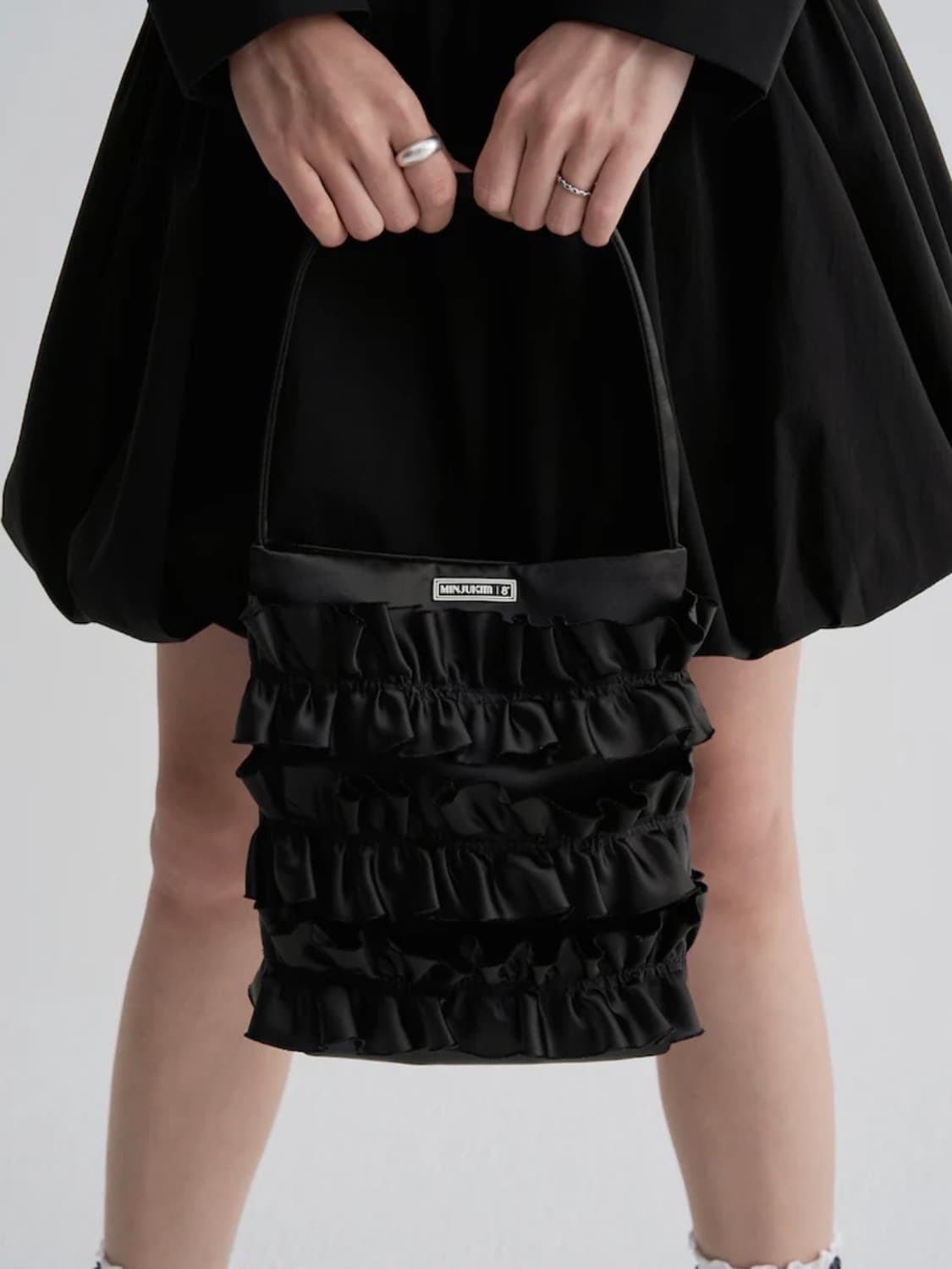 민주킴 에잇세컨즈 셔링미니토트백 스크런치 상품이미지1