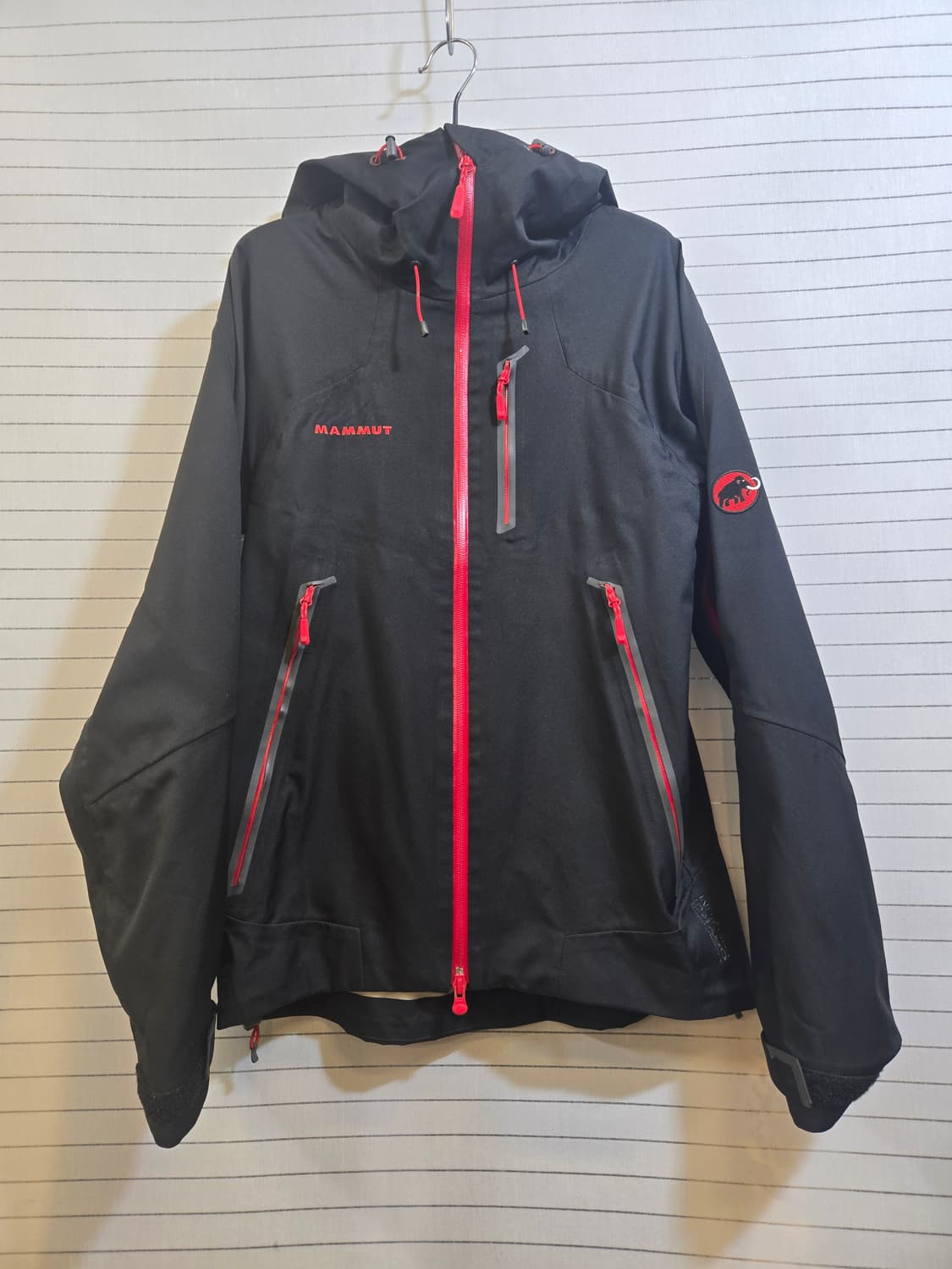 마무트 블랙/레드  고어택스 프로 후드 자켓 상품이미지1