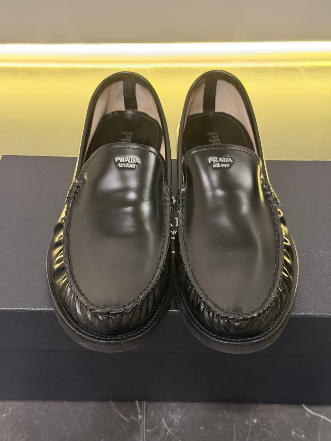 프라다 PRADA 브러쉬드 가죽 로퍼 상품이미지2