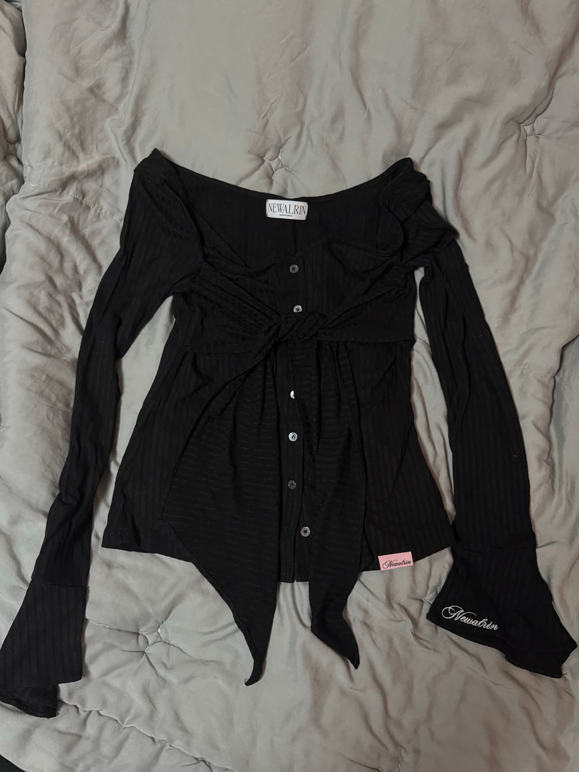 뉴얼린 달링 트위스트 버튼 블라우스 블랙 상품이미지3