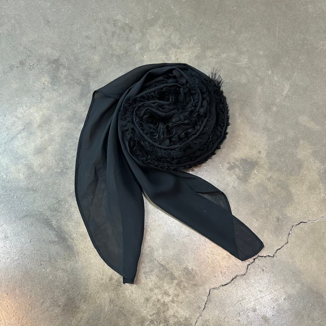 블랙 러플 디테일 머플러 상품이미지1