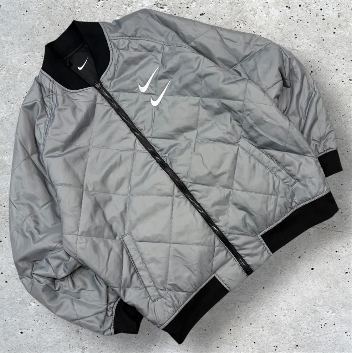 [XL] 나이키 리버시블 스우시 퀼팅 봄버 자켓 그레이 블랙 B556 상품이미지2