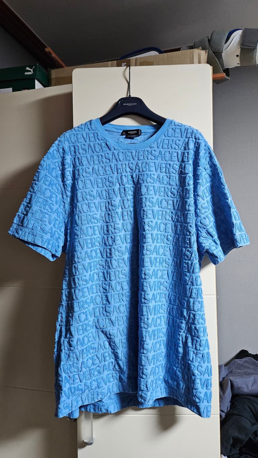 베르사체 타올 로고 엠보싱 반팔티셔츠 스카이블루 상품이미지1