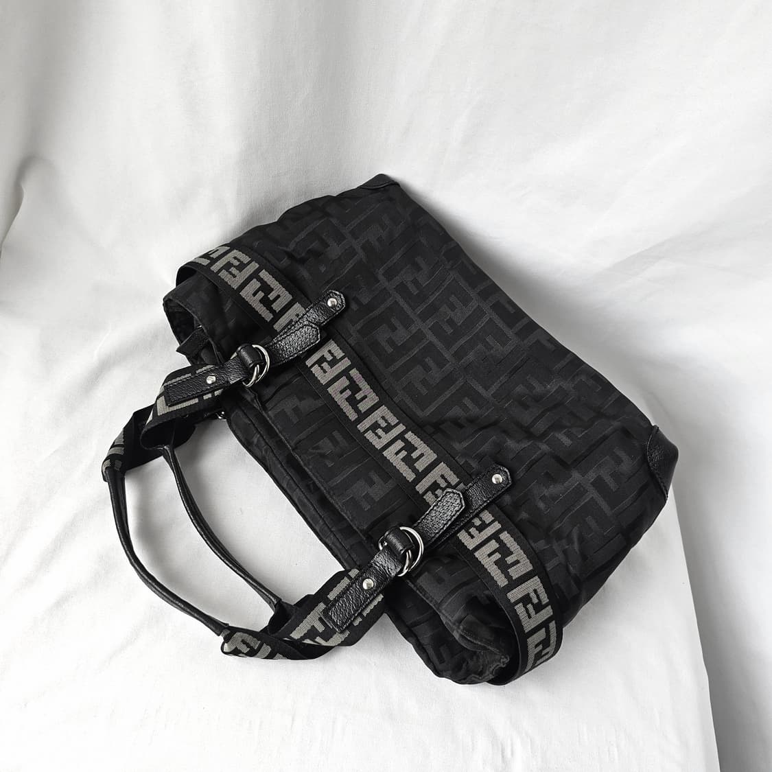 [정품 FENDI] 펜디 블랙 주카 토트백 상품이미지4