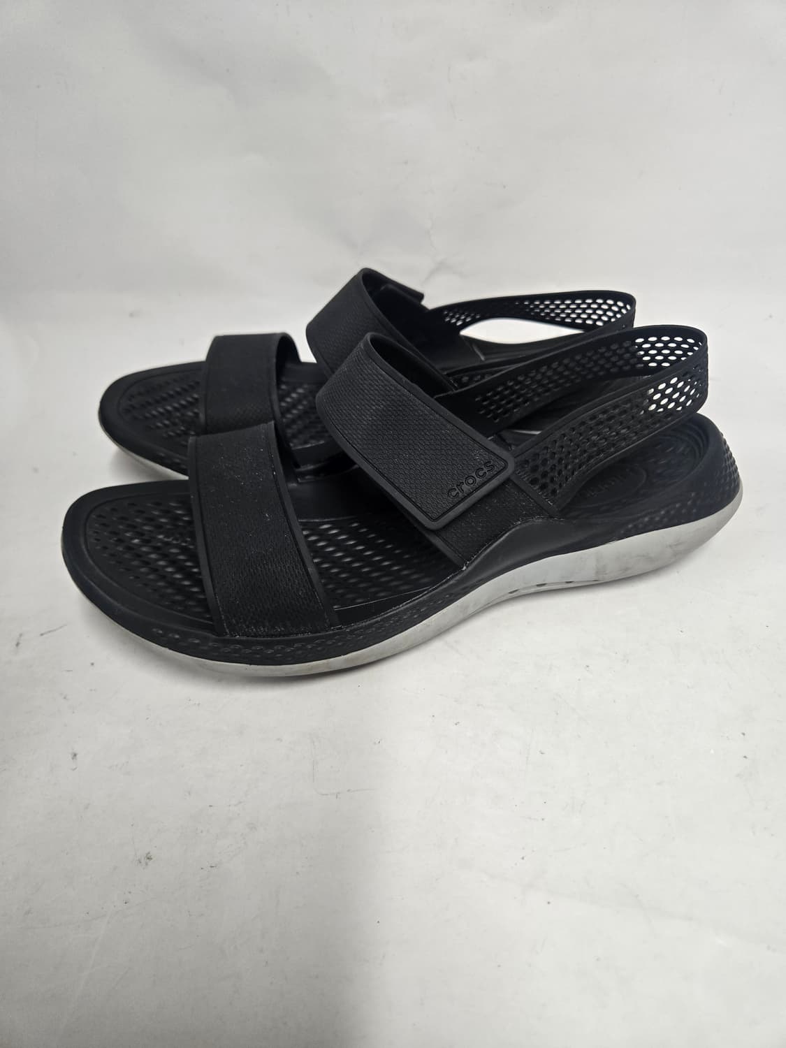 크록스  블랙 벨크로 샌들 W8 250 상품이미지3