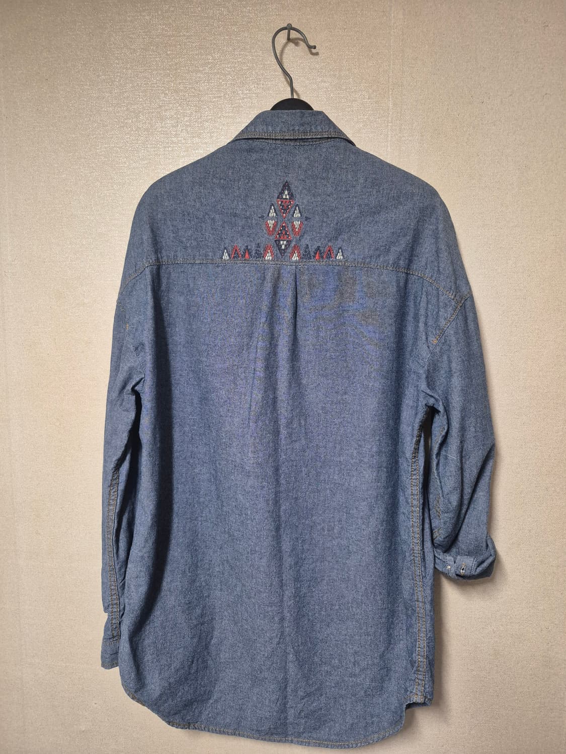 써스데이아일랜드 소매롤업 롱 데님셔츠 상품이미지5