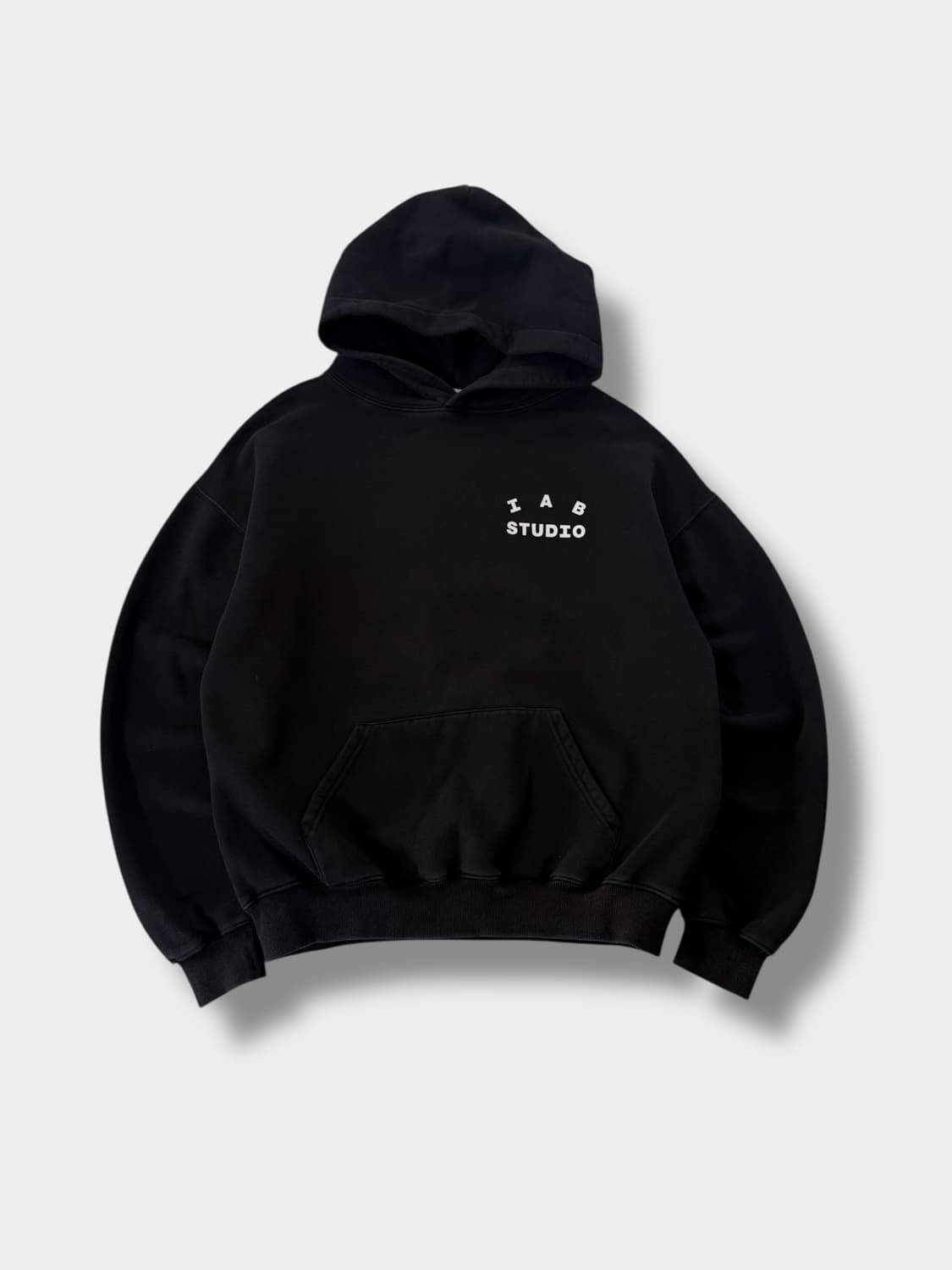 아이앱스튜디오 루즈핏 빅로고 블랙 스웻 후드 상품이미지2