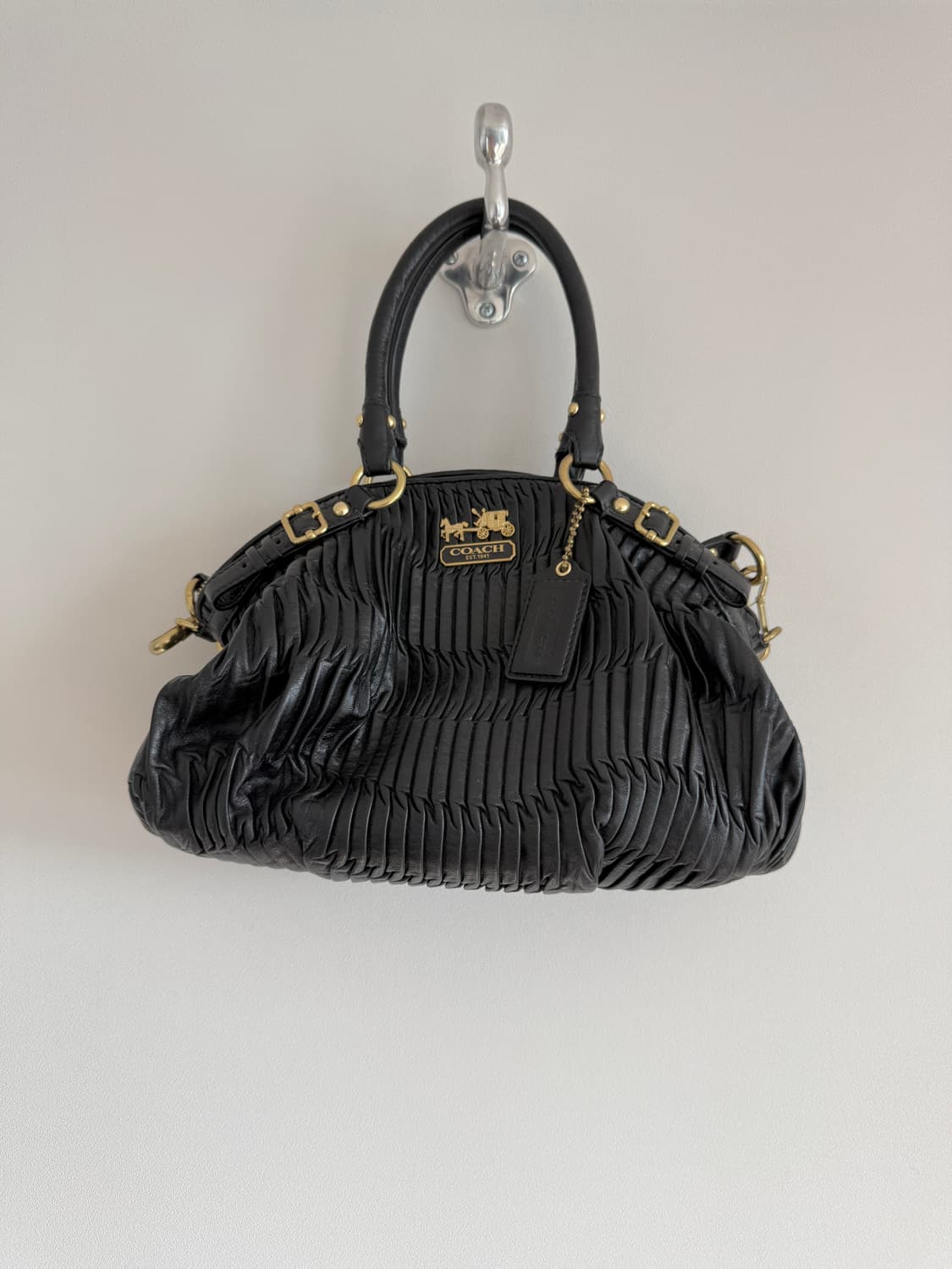 코치(COACH) 레더 플리츠 토트 숄더백 상품이미지2