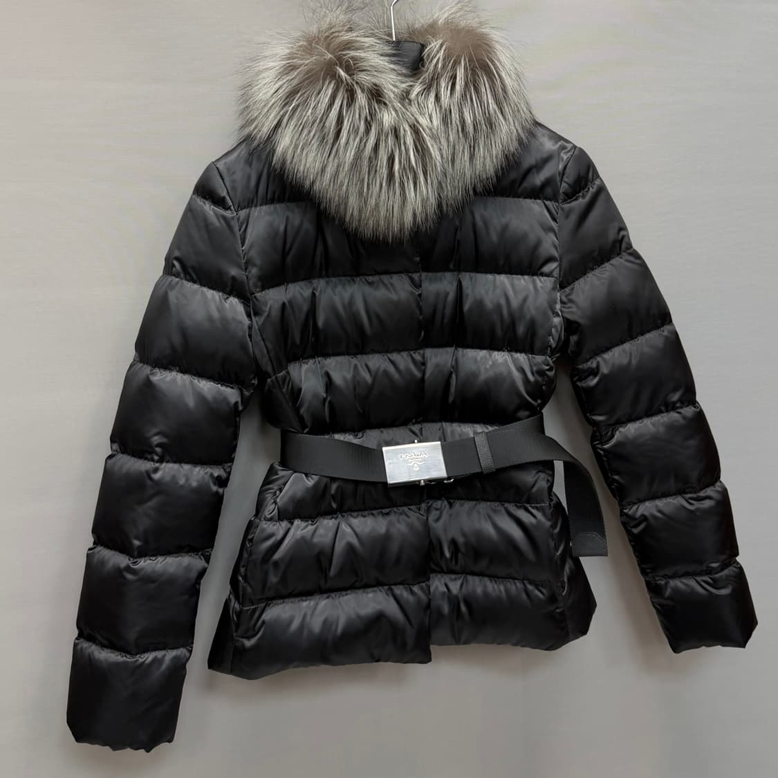 프라다 폭스퍼 트리밍 벨트 로고 숏 패딩 (33 44) 상품이미지2