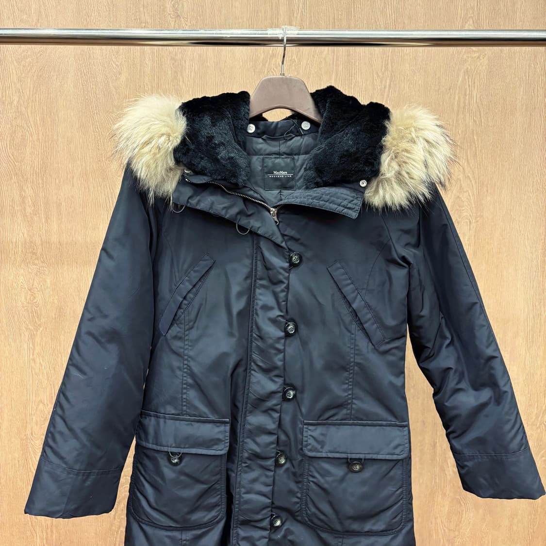 막스마라 위켄드 다운 롱 패딩 코트 퍼 후드 블랙 퍼 라이닝 디테일 블랙 상품이미지4