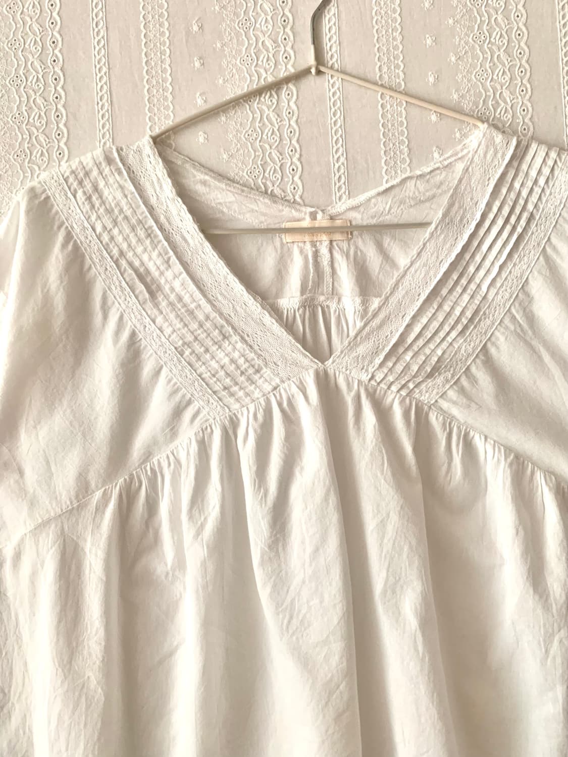 어스뮤직 화이트 레이스 핀턱 블라우스 상품이미지2