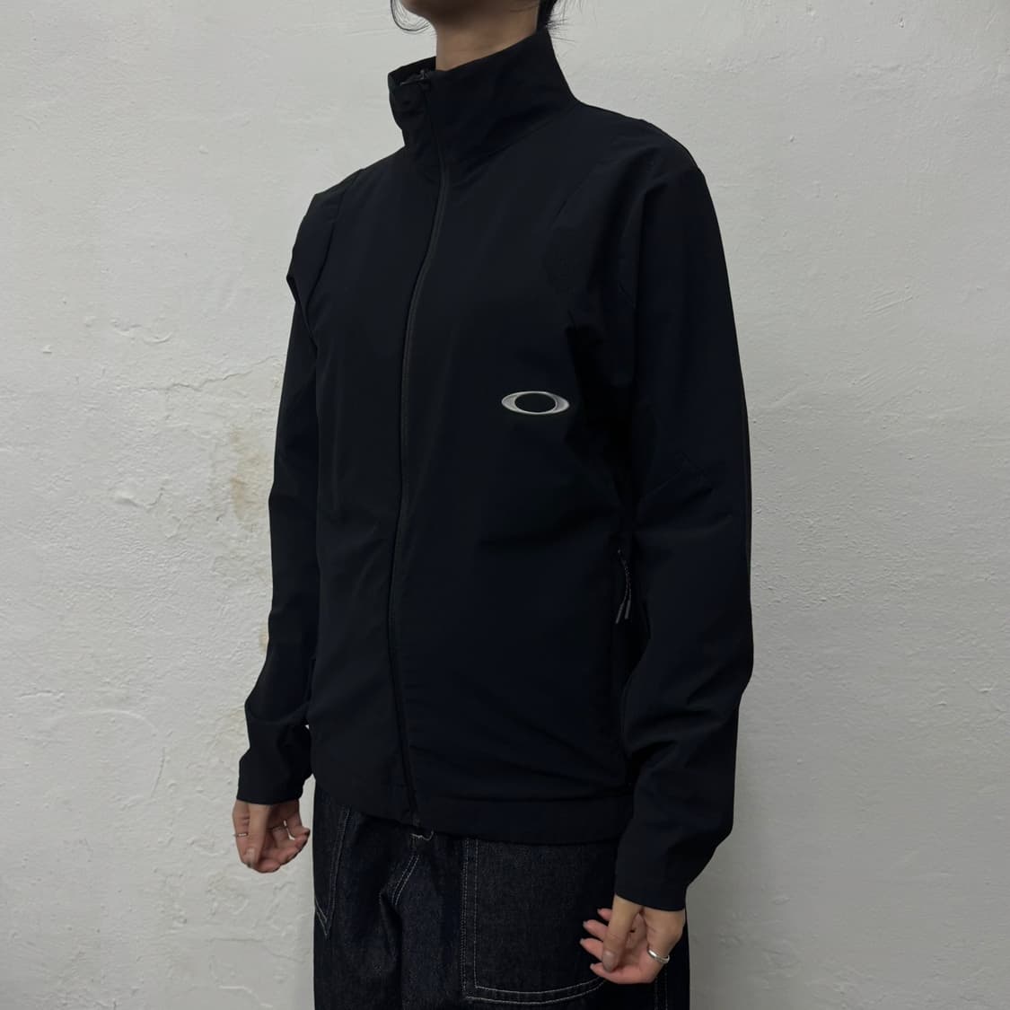 오클리(OAKLEY) 블랙 양면 서클로고 플랙스 하이넥 트레이닝 집업 상품이미지1