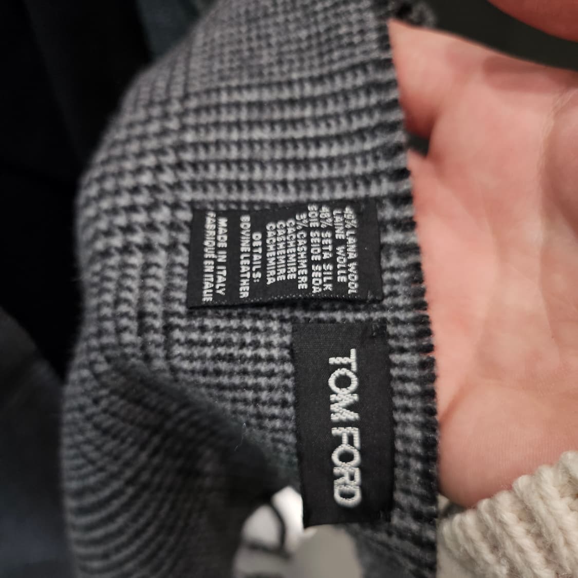 톰포드 캐시미어 혼용 하운드 투스 가죽패치 머플러 상품이미지6