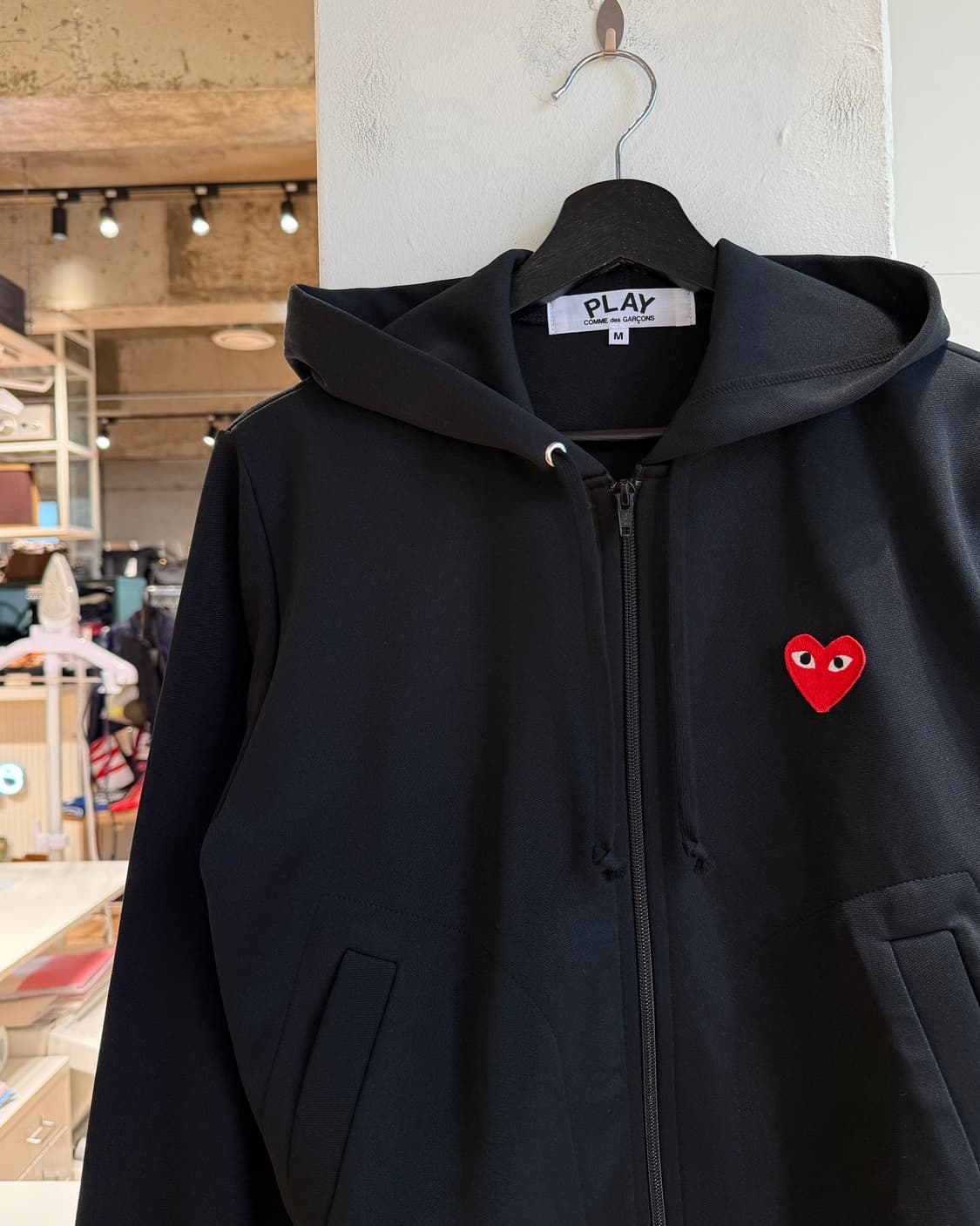 꼼데가르송 플레이 블랙 레드 하트 와펜 블랙 후드집업 상품이미지4