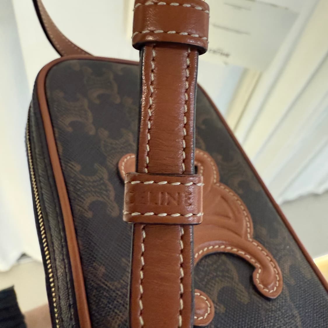 [정품] 셀린느 퀴르 트리오페 미니 카메라 숄더백 - 탠 상품이미지7