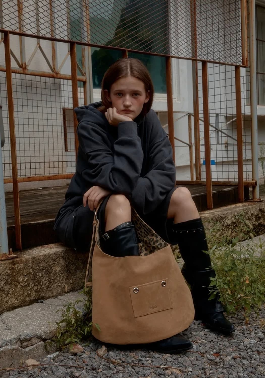 레터리 스웨이드 버클 리버시블 숄더백 상품이미지1