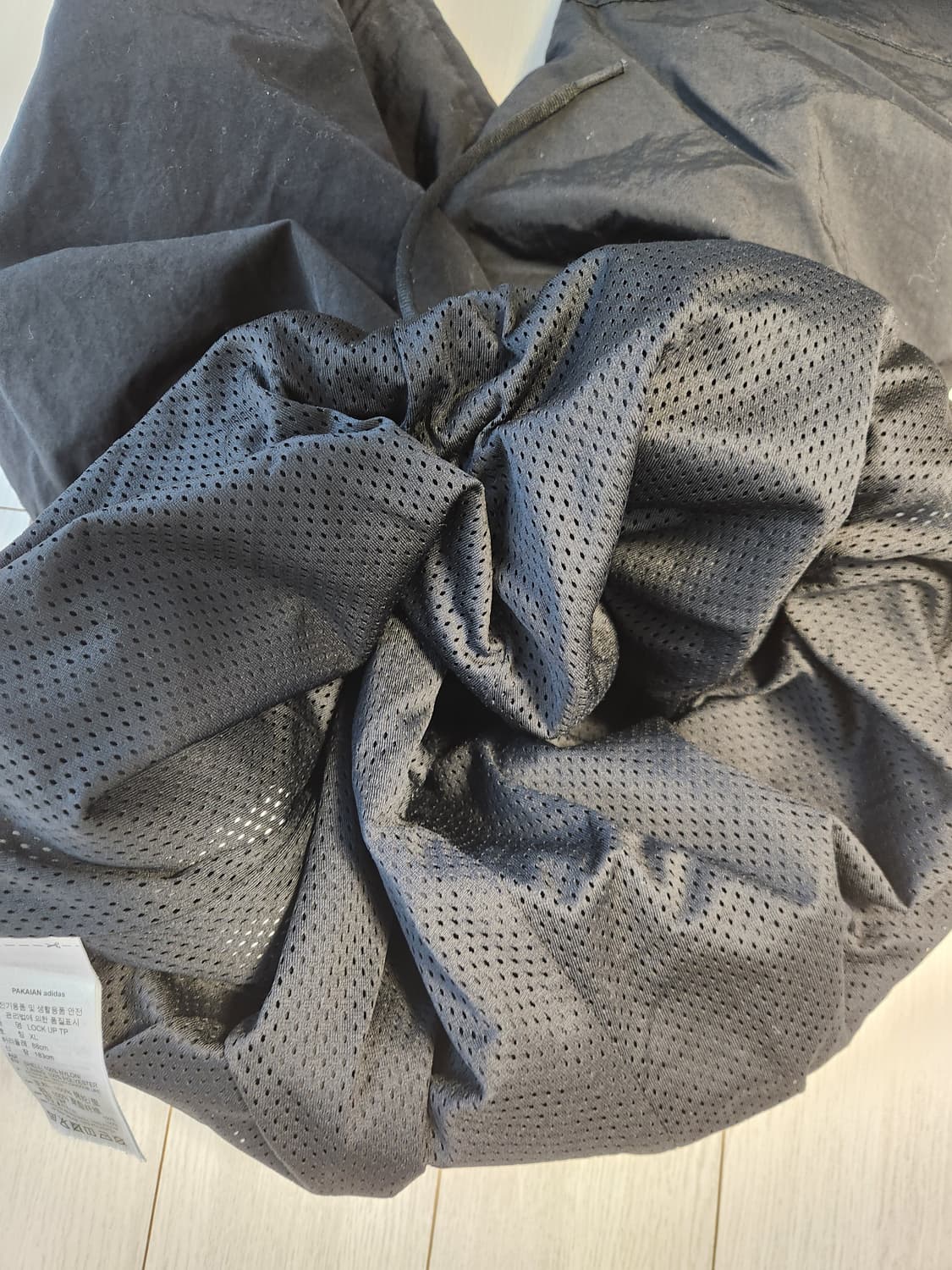 아디다스 우븐 트레이닝 조거 팬츠 사이즈xl

사용감 있지만 오염 하자는 상품이미지7