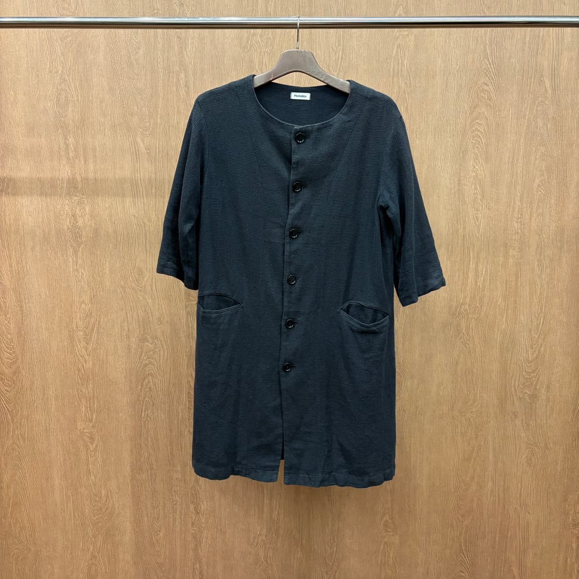 이세이미야케 플랜테이션 7부 코튼 린넨 롱 자켓 후면 핀턱 디테일 차콜 상품이미지2