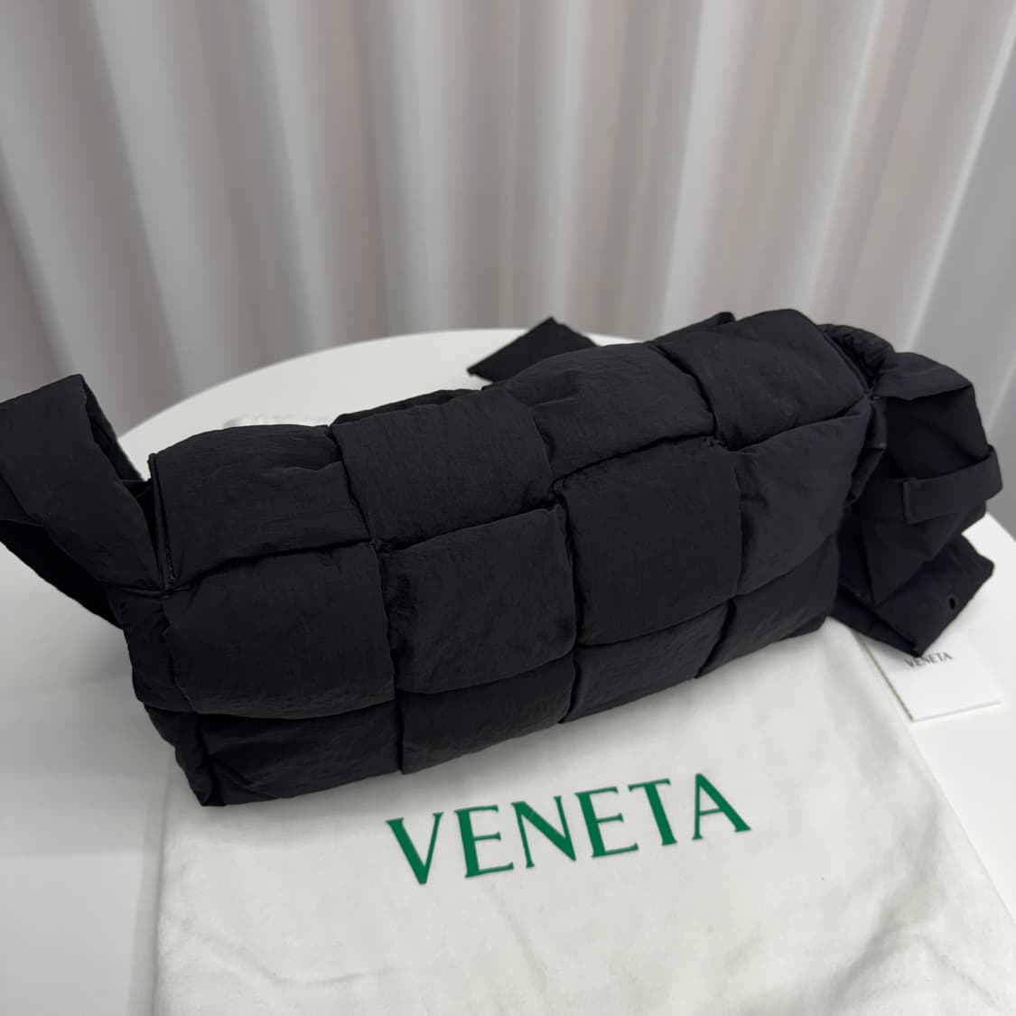 [정품] 보테가베네타 패딩 테크 카세트백 블랙 상품이미지4