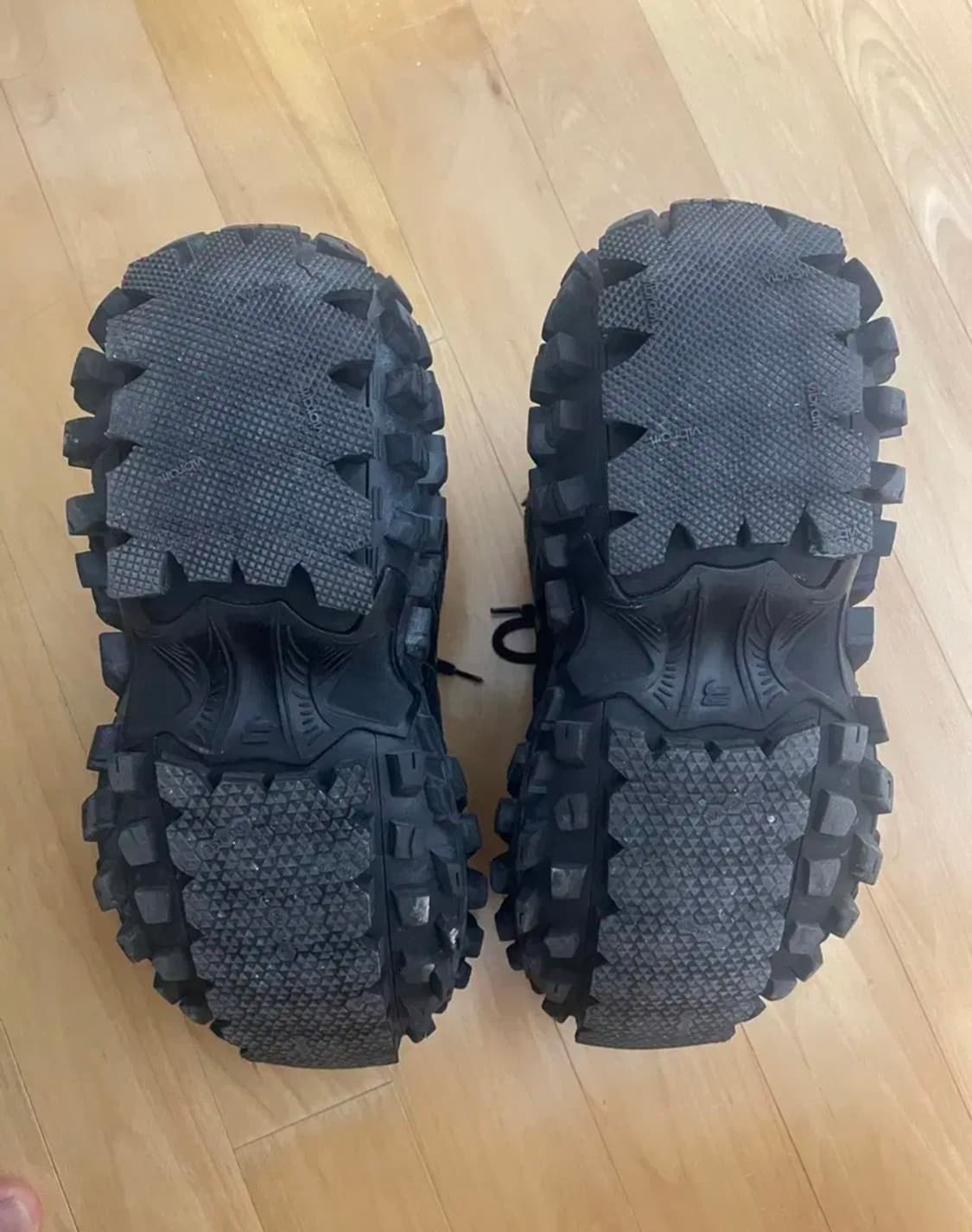 발렌시아가 디펜더 블랙 42size 극미중고 상품이미지3