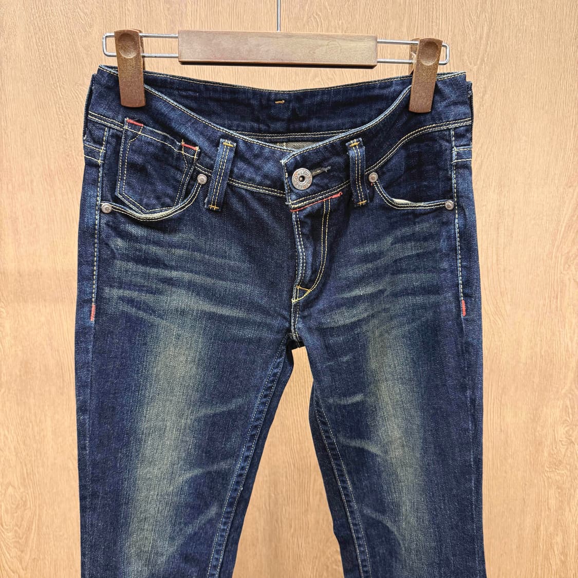 리바이스 워싱 데님 팬츠 레드 스티치 디테일 로고 가죽 패치 진청 상품이미지4