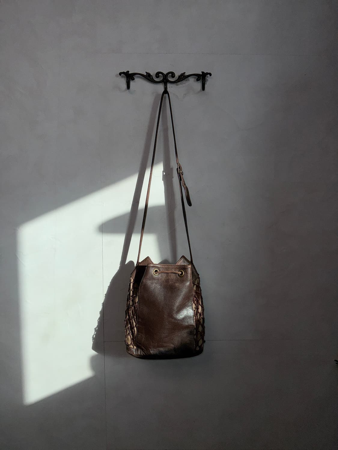 Renoma brown net drawstring cross bag 상품이미지6