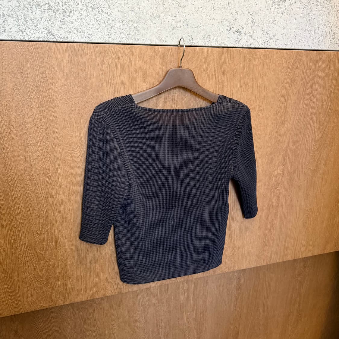 빈티지 라운드넥 플리츠 블라우스 7부 소매 디테일 레귤러핏 블랙 상품이미지2