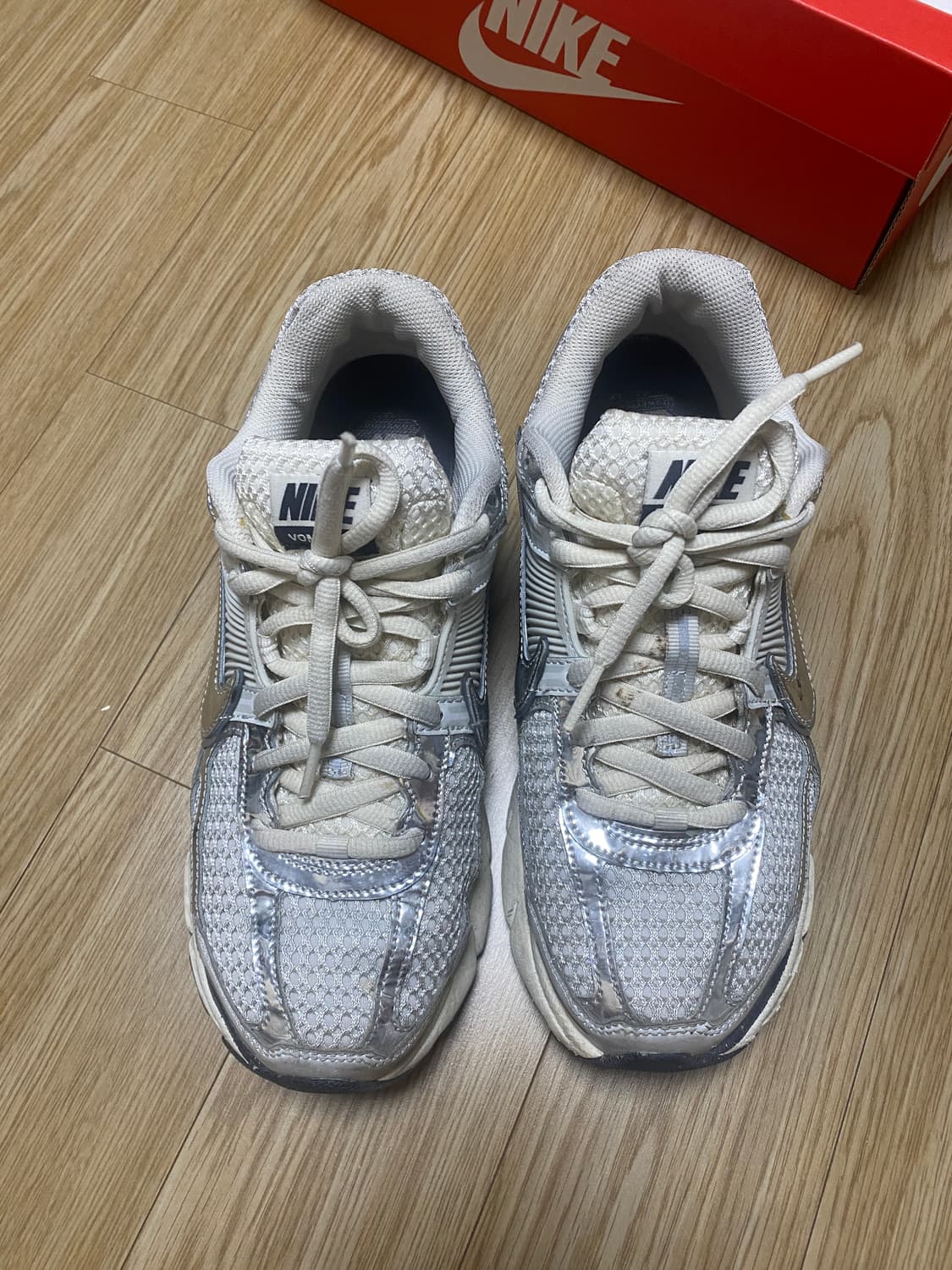 나이키 줌 보메로 5 메탈릭 실버 260 상품이미지2