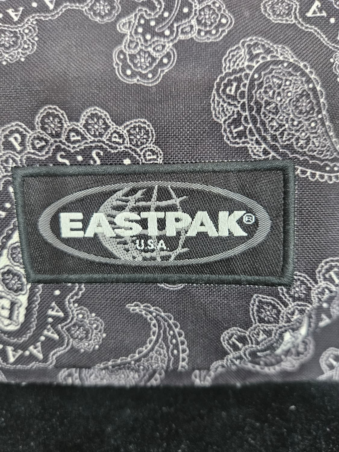 이스트팩(EASTPAK) 페이즐리문양 백팩 상품이미지4