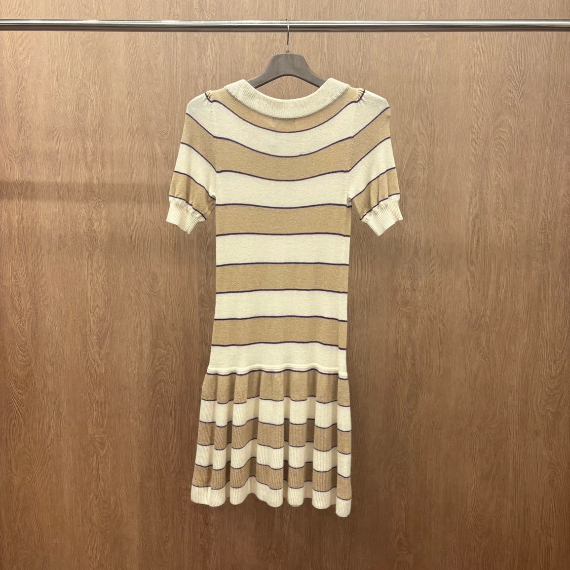 버버리 런던 니트 미디 원피스 배색 스트라이프 버튼 넥 디테일 베이지 상품이미지3