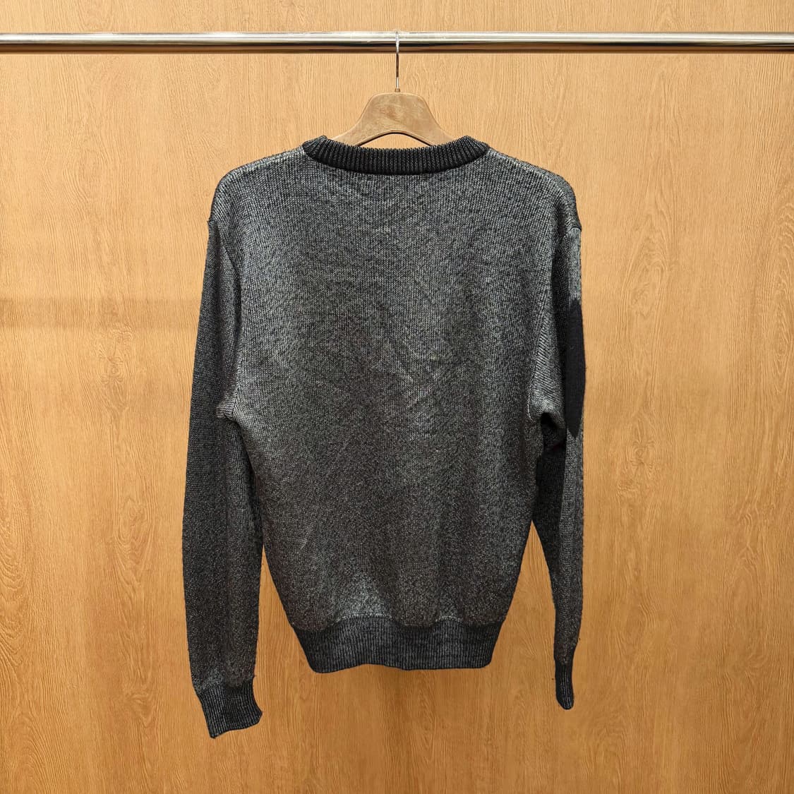 랑방 라운드넥 니트 블랙 헤어리 그래픽 짜임 디테일 레귤러핏 차콜 상품이미지3