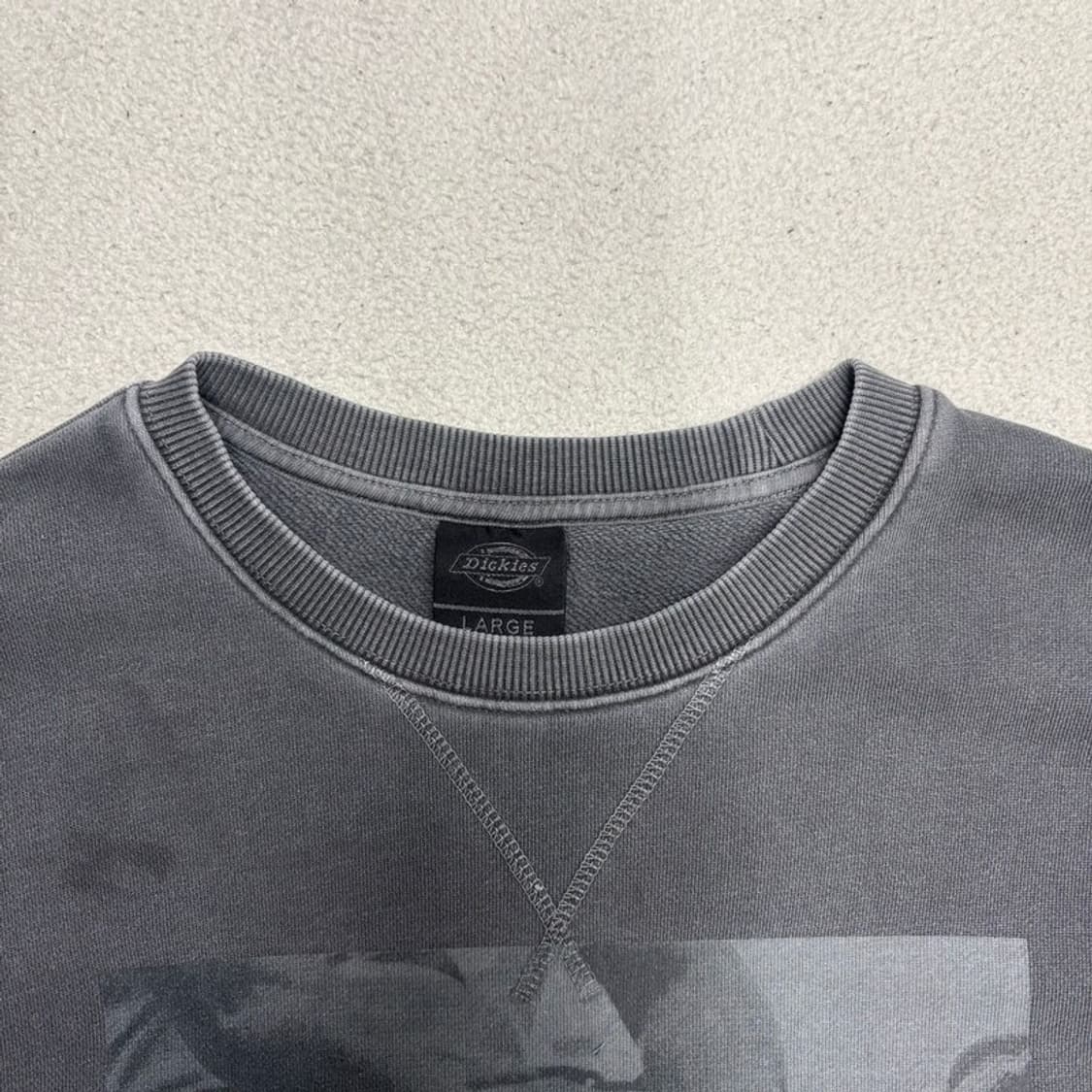디키즈 그래픽 피그먼트 맨투맨 차콜 L 상품이미지3