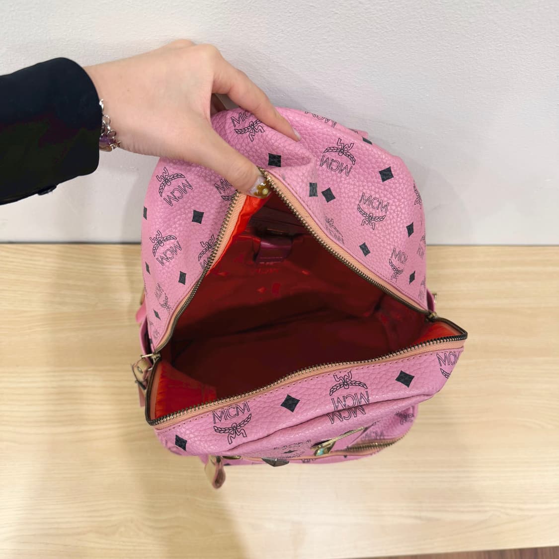 MCM 미니 백팩 모노그램 패턴 스터드 지퍼 포켓 디테일 핑크 상품이미지5