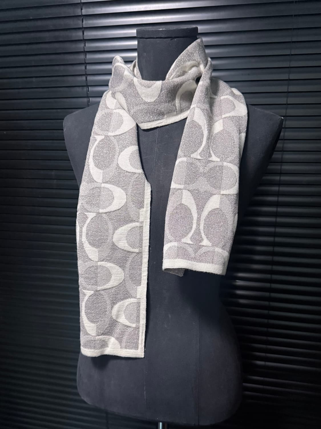 코치 실버&아이보리 양면 머플러 상품이미지1