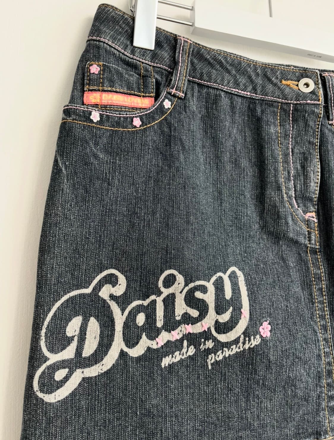 DAISY LOVERS 프리즘 자수 아일렛 데님 스커트 상품이미지4