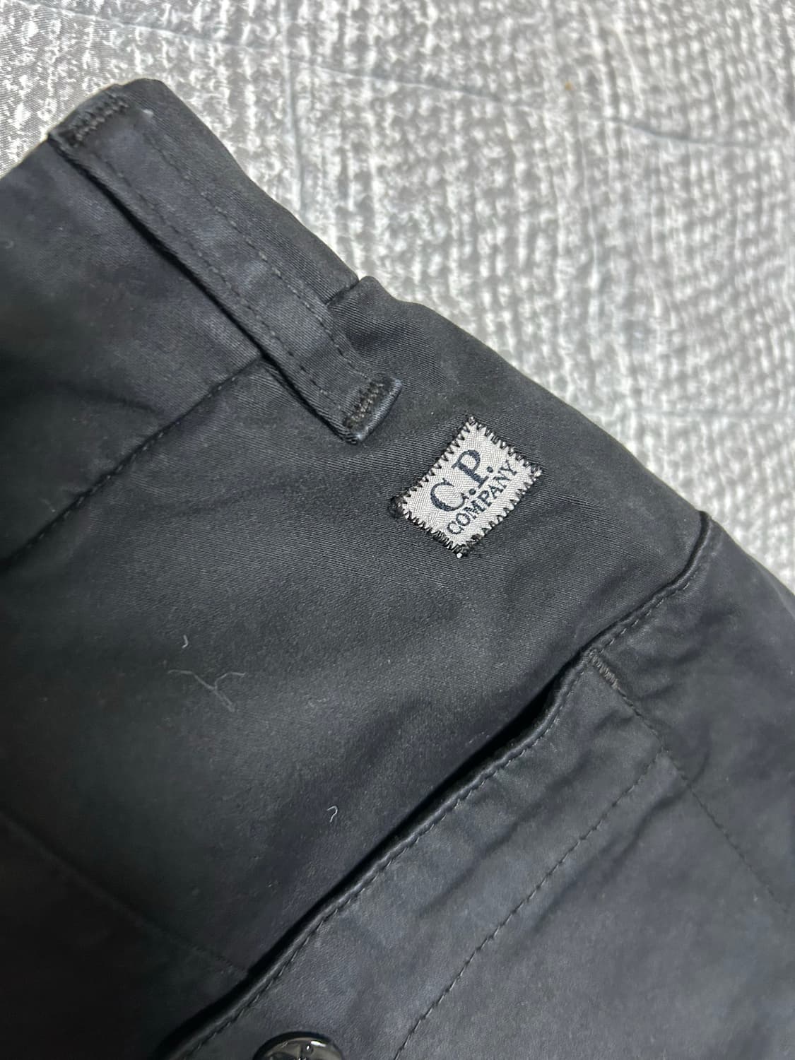 (사용감없음)cp company 렌즈 블랙카고팬츠 32(50) 상품이미지5