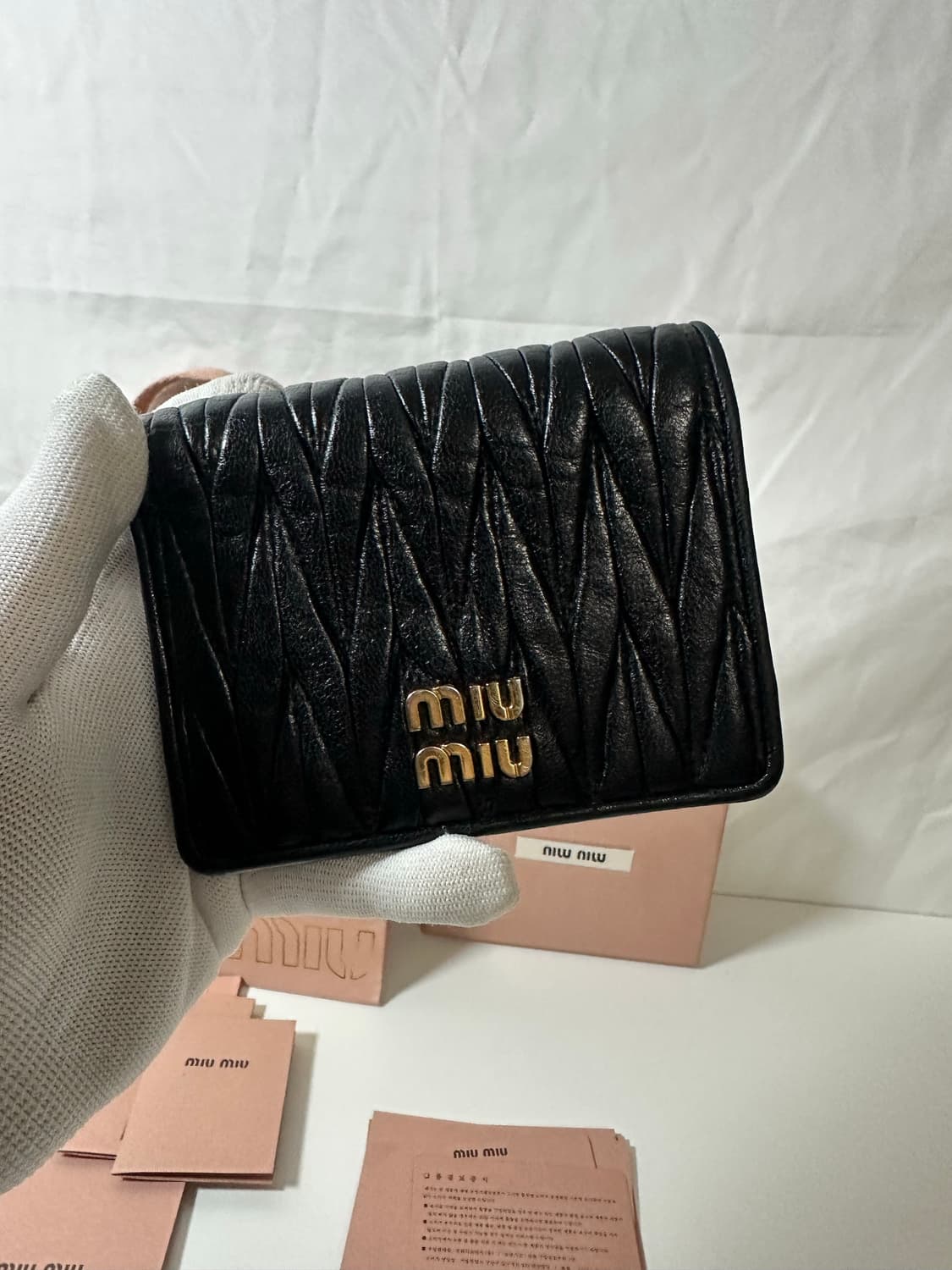미우미우 마틀라쎄 반지갑 블랙 (OS) 상품이미지2
