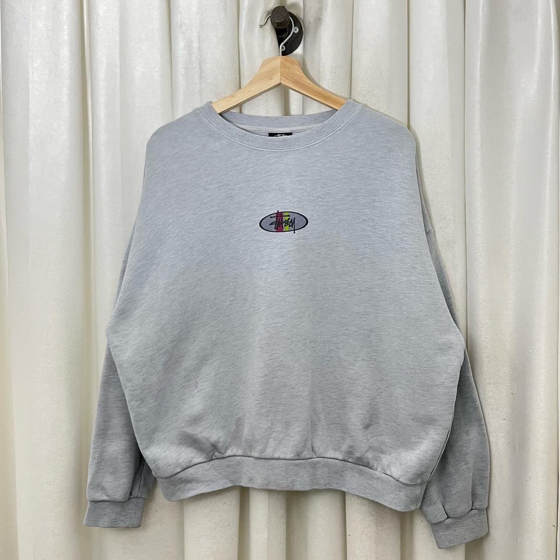 스투시 그레이 백빅로고 라운드 맨투맨 상품이미지2