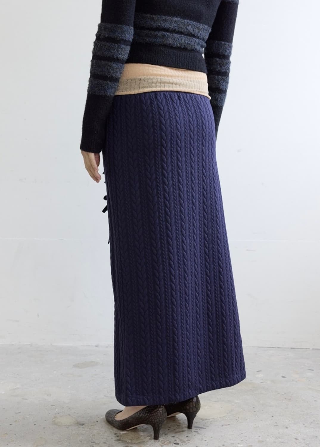 콜로신스 패딩 롱 스커트 네이비 상품이미지3