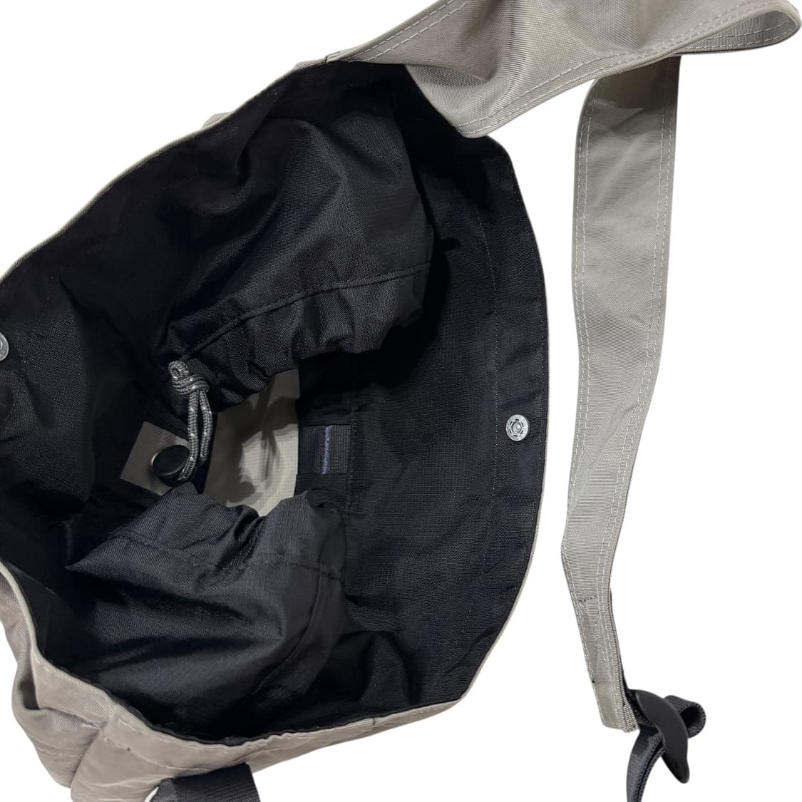 로우로우 나일론 복조리 스트링 포켓 크로스백 가방 그레이 상품이미지4