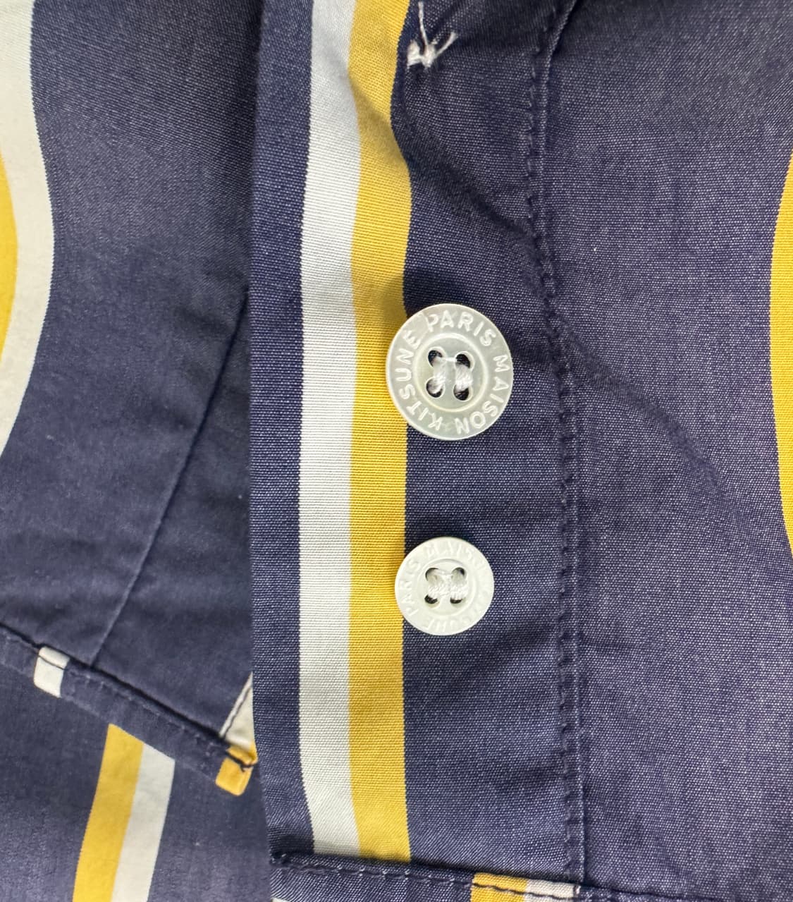 MAISON KITSUNE 메종키츠네 폭스자수 네이비 옐로우 스트라이프  상품이미지9