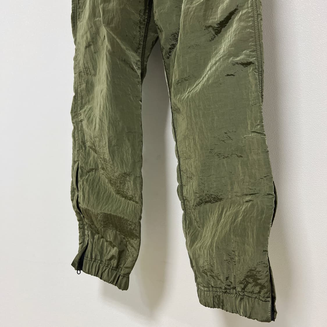 스톤아일랜드 18FW 와펜 나일론 메탈 팬츠 올리브 상품이미지5