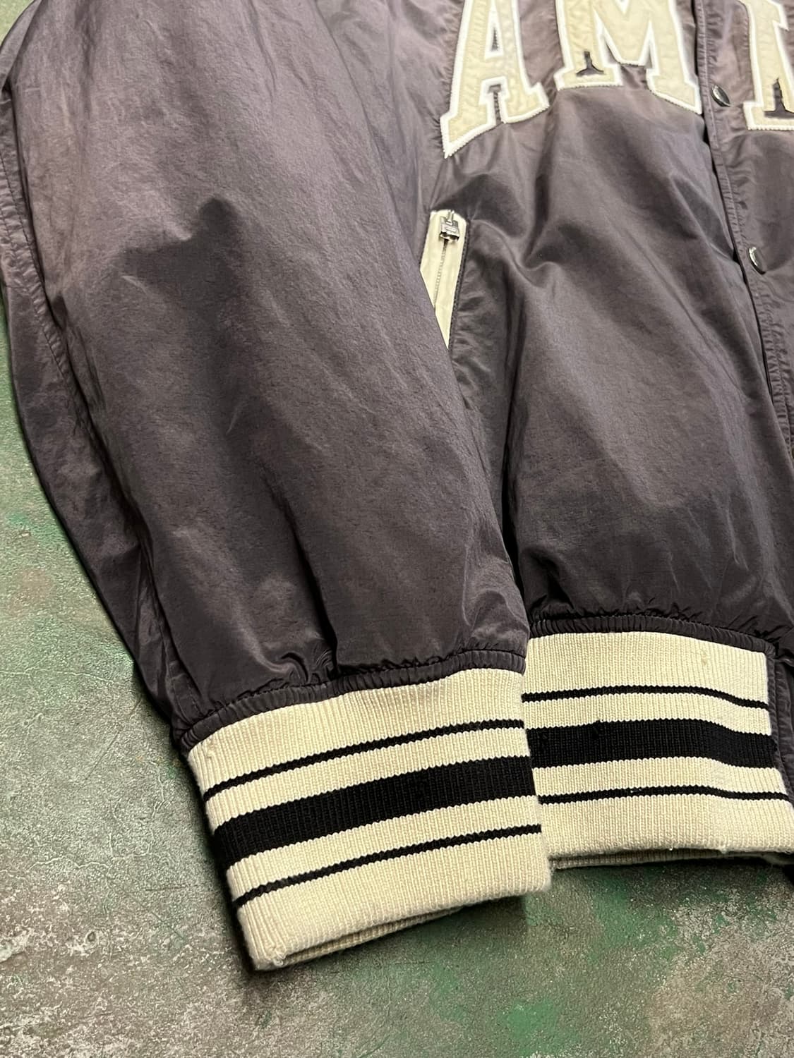 24FW [2XL] 아미리 썬 페이디드 아치 로고 봄버 자켓 상품이미지5