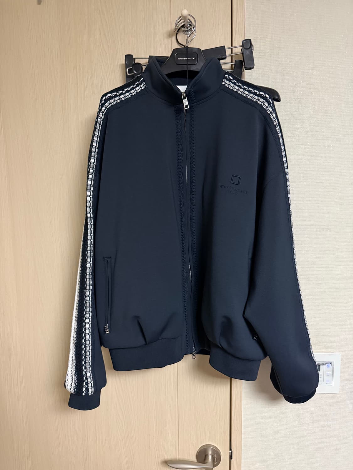 우영미 25ss 니트 디테일 트랙 자켓 상품이미지2